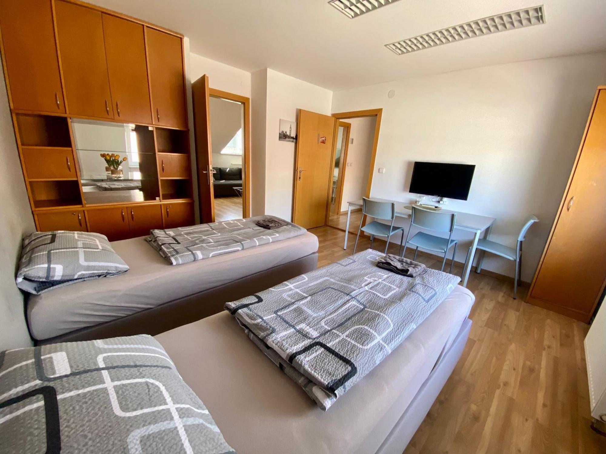 3-Bedroom Apartment In Rajhrad, With Kitchen, 2 Bathrooms, Parking Exterior foto