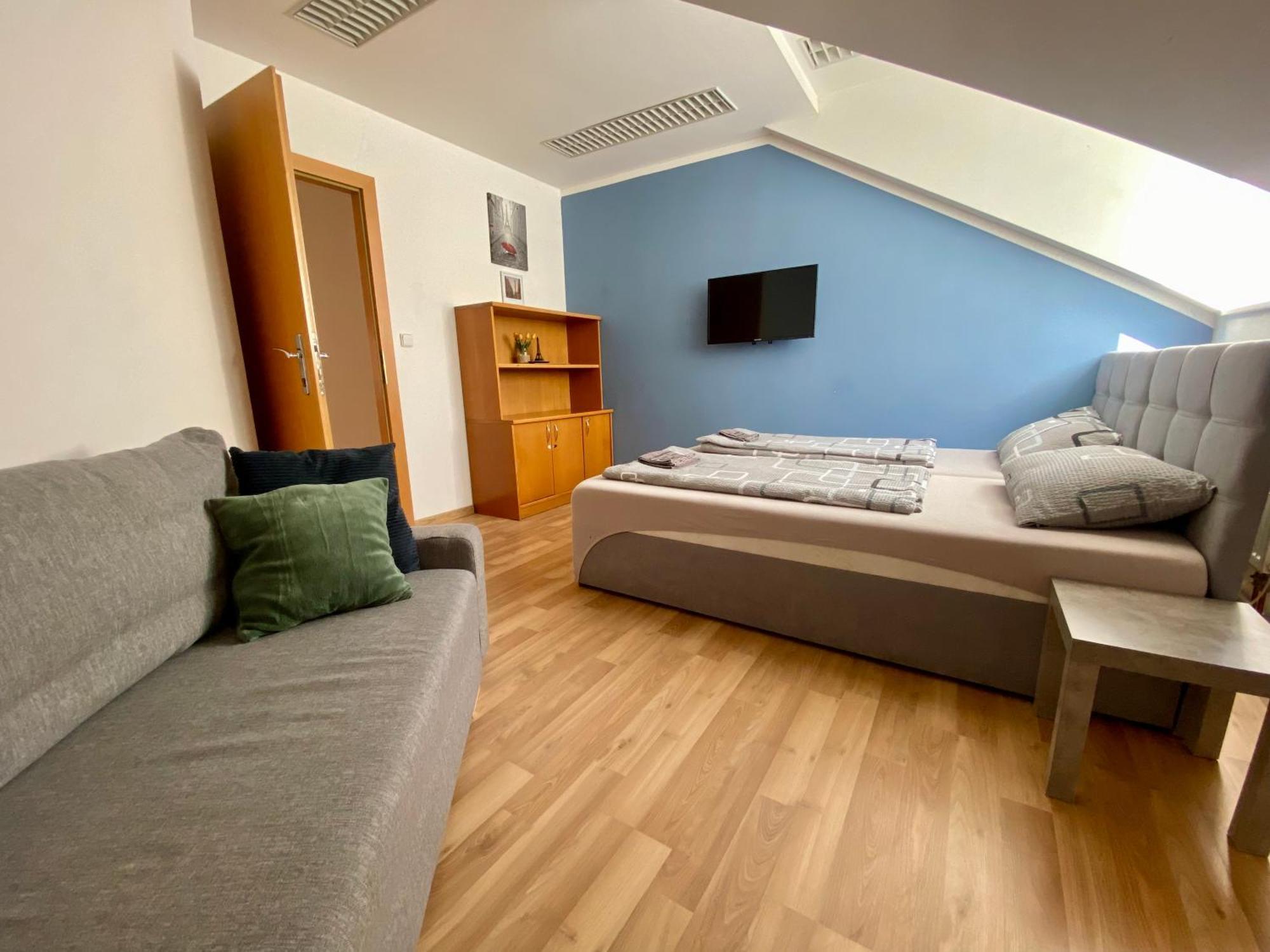 3-Bedroom Apartment In Rajhrad, With Kitchen, 2 Bathrooms, Parking Exterior foto